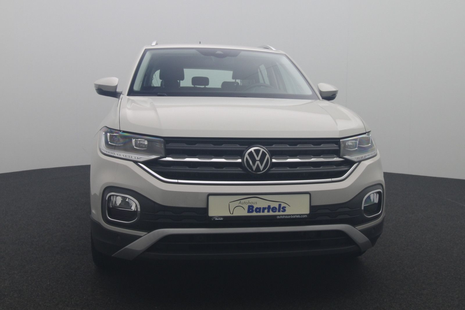 Fahrzeugabbildung Volkswagen T-Cross Navi LED AppleCar Einparkhilfe v+h