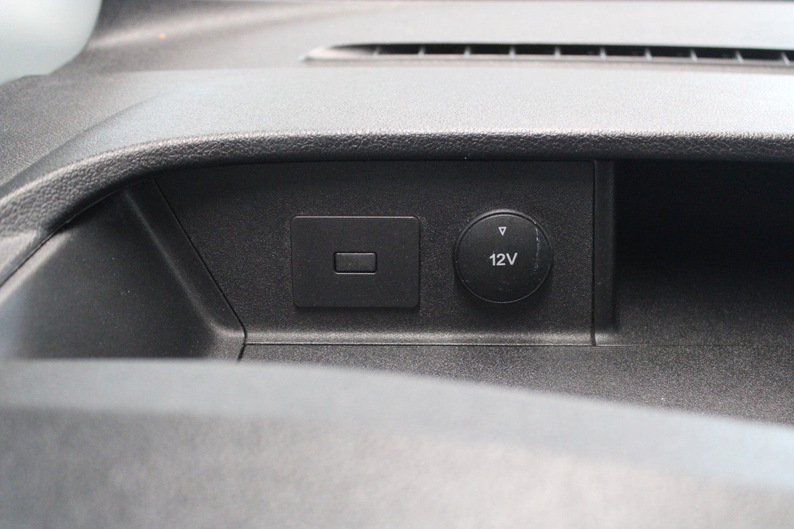 Fahrzeugabbildung Ford Transit Custom L1 Kasten AHK Dachträger 1.Hand