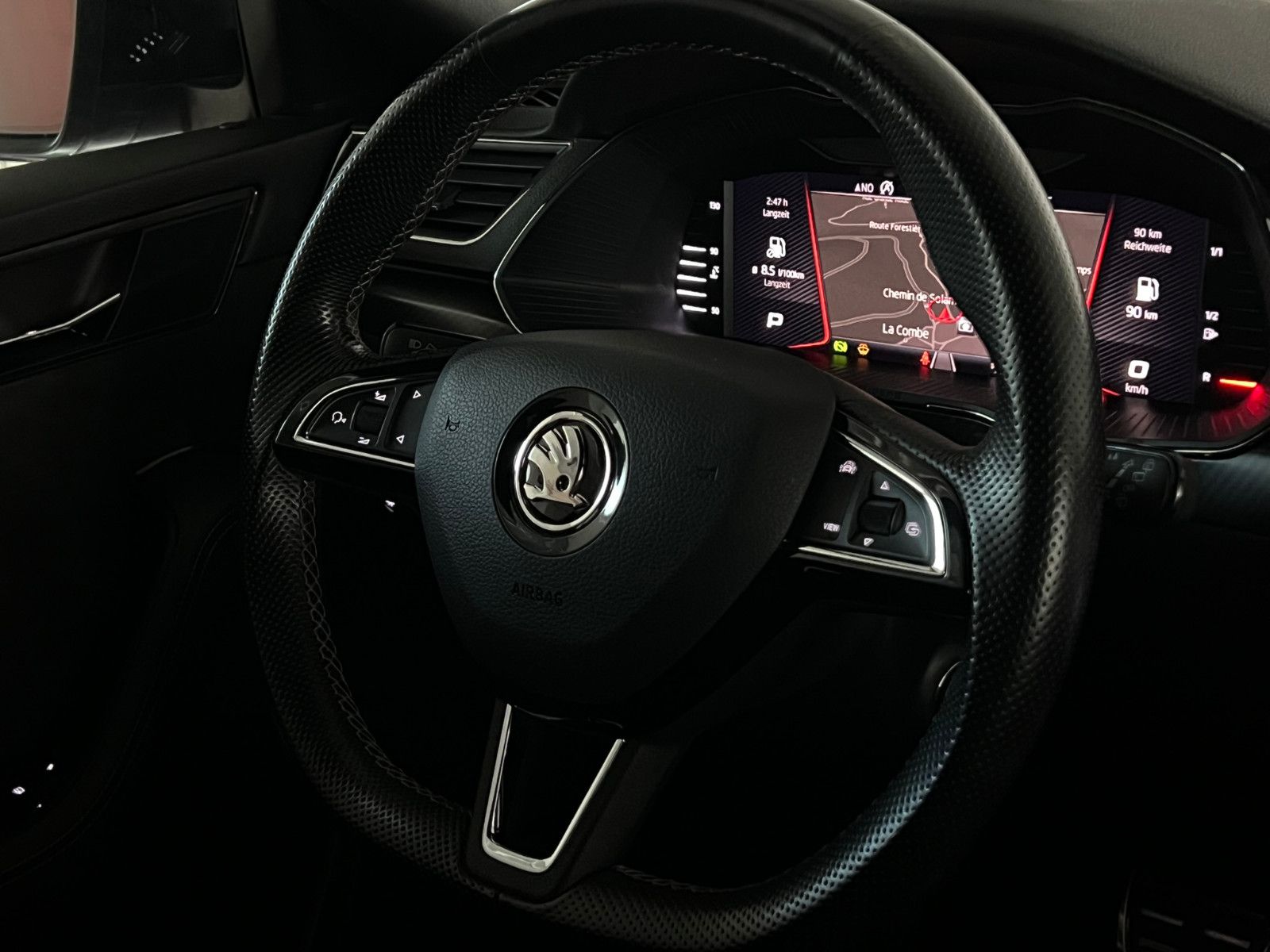 Fahrzeugabbildung SKODA Superb Combi SPORTLINE/LED/STHZ/AHK/ACC/VRTL