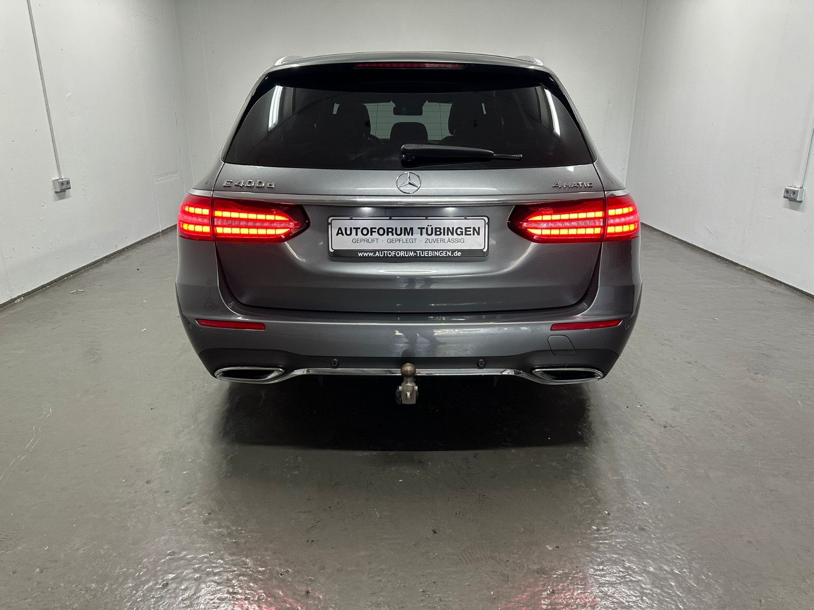 Fahrzeugabbildung Mercedes-Benz E 400 d 4MATIC T *AMG-LINE*PANO*AHK*LEDER*