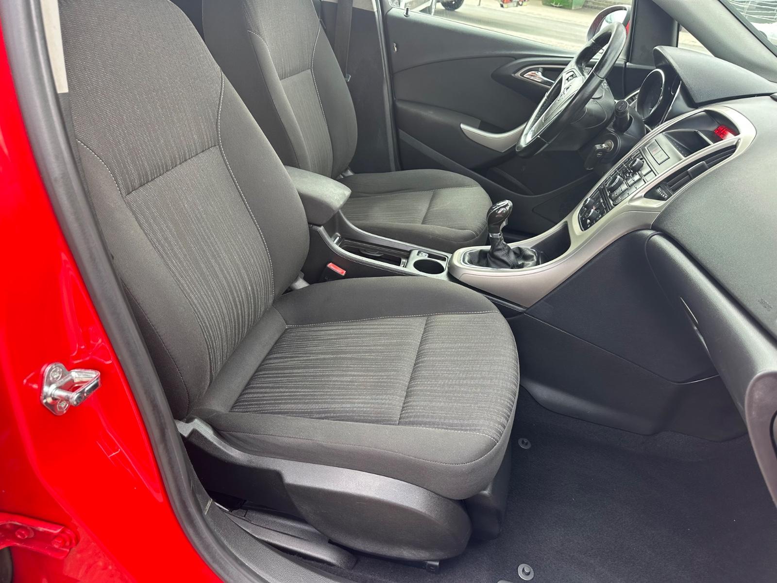 Opel Astra 2011 — photo 15