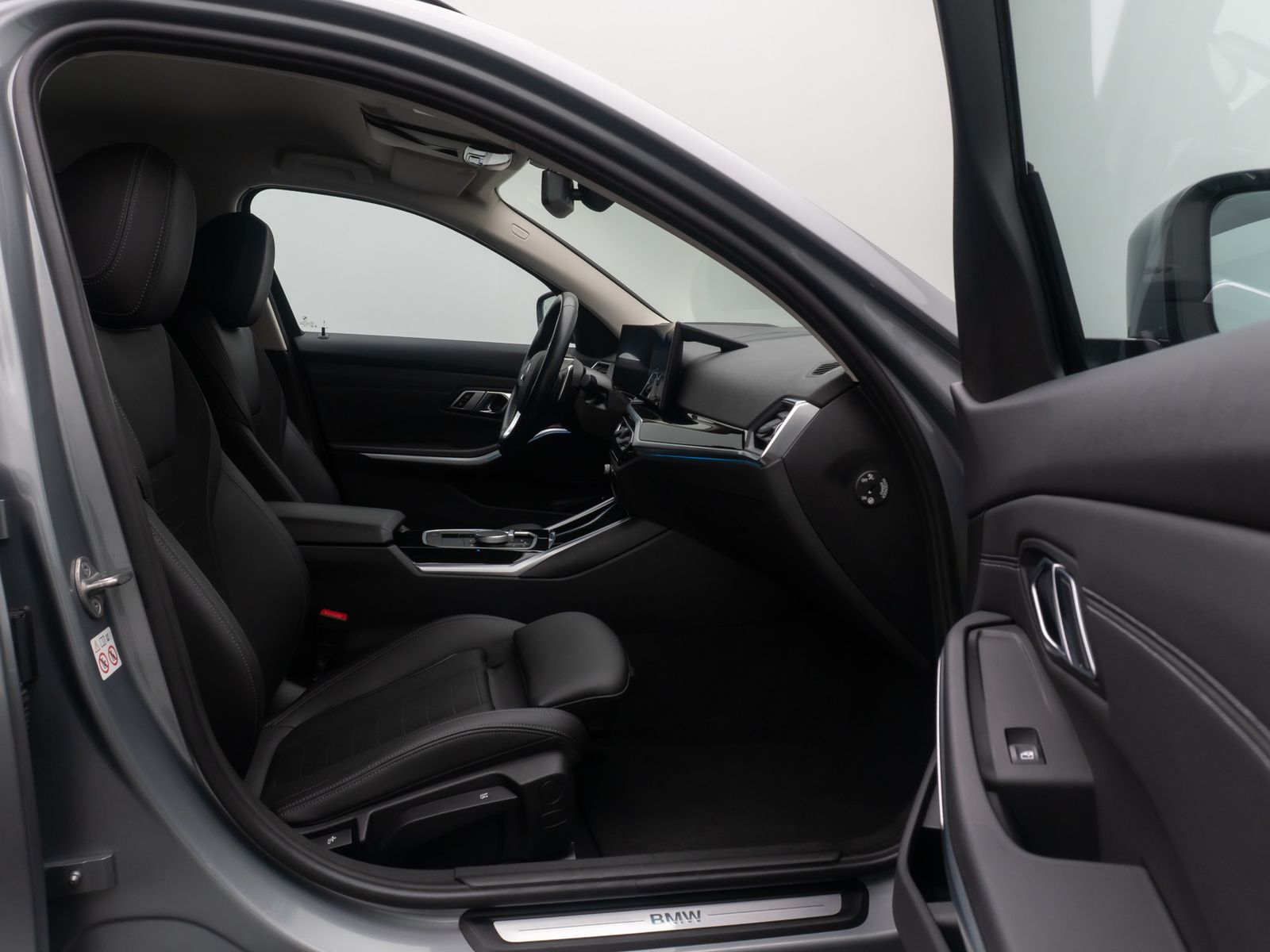 Fahrzeugabbildung BMW 330e Stop&Go Kamera DAB Komfort Leder Sport