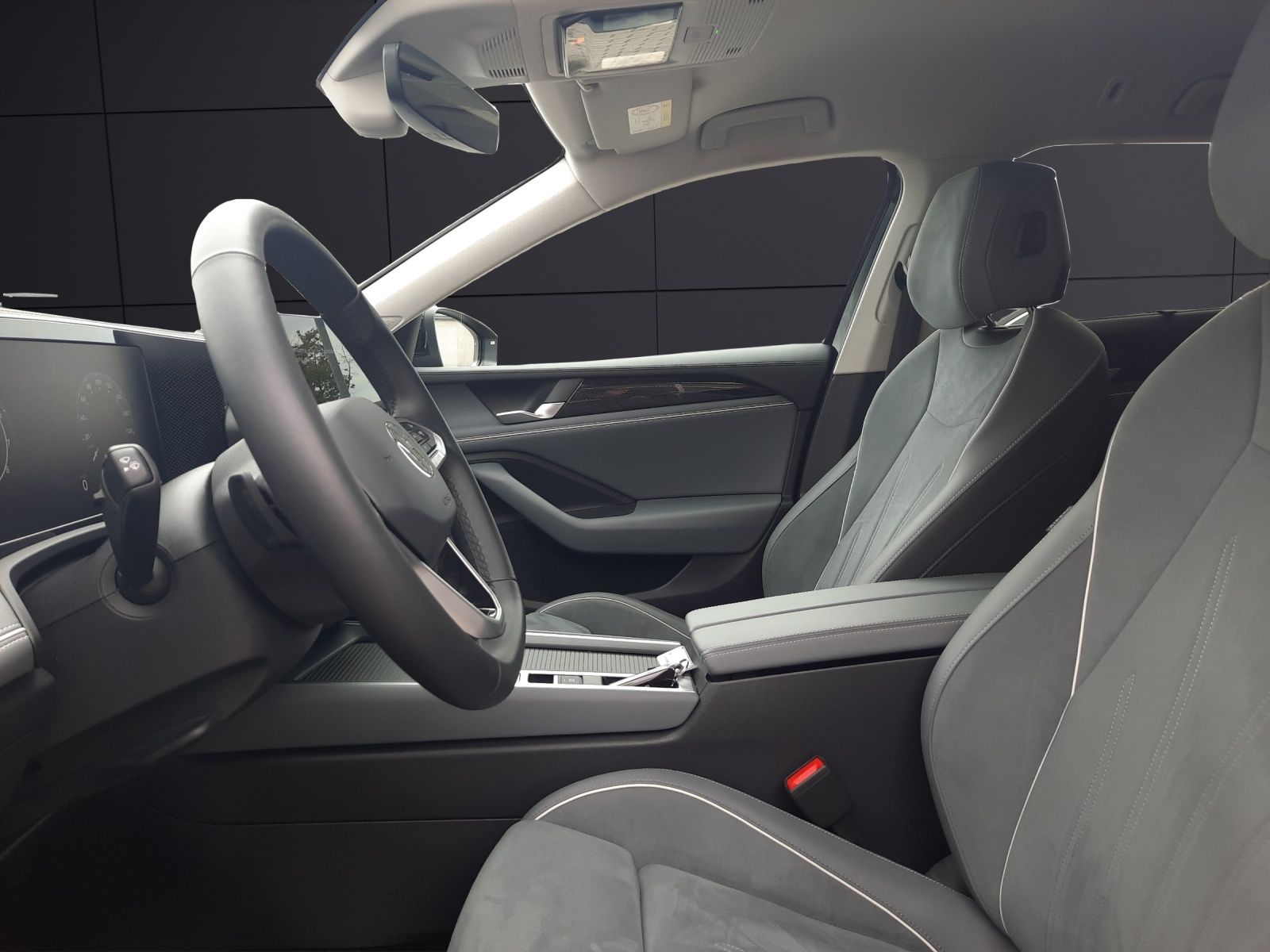 Fahrzeugabbildung Volkswagen Passat Variant eTSI Business DSG LED AHK Navi AI