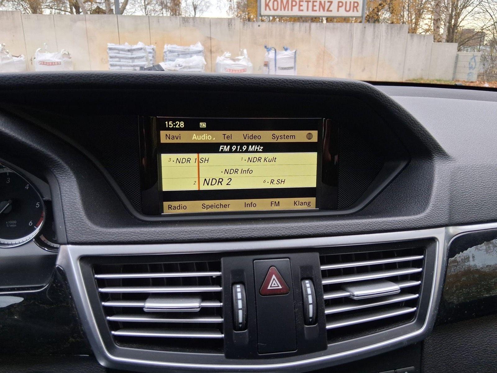 Mercedes-Benz E250 2012 — photo 11