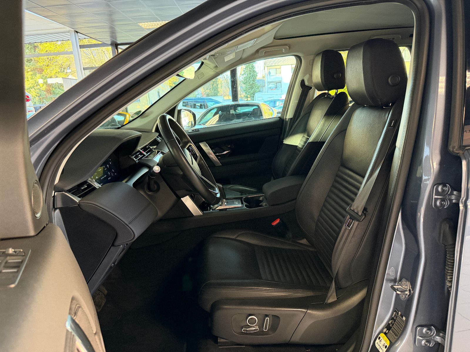 Fahrzeugabbildung Land Rover Discovery Sport SE AWD/PANO/KAMERA/LEDER/LED