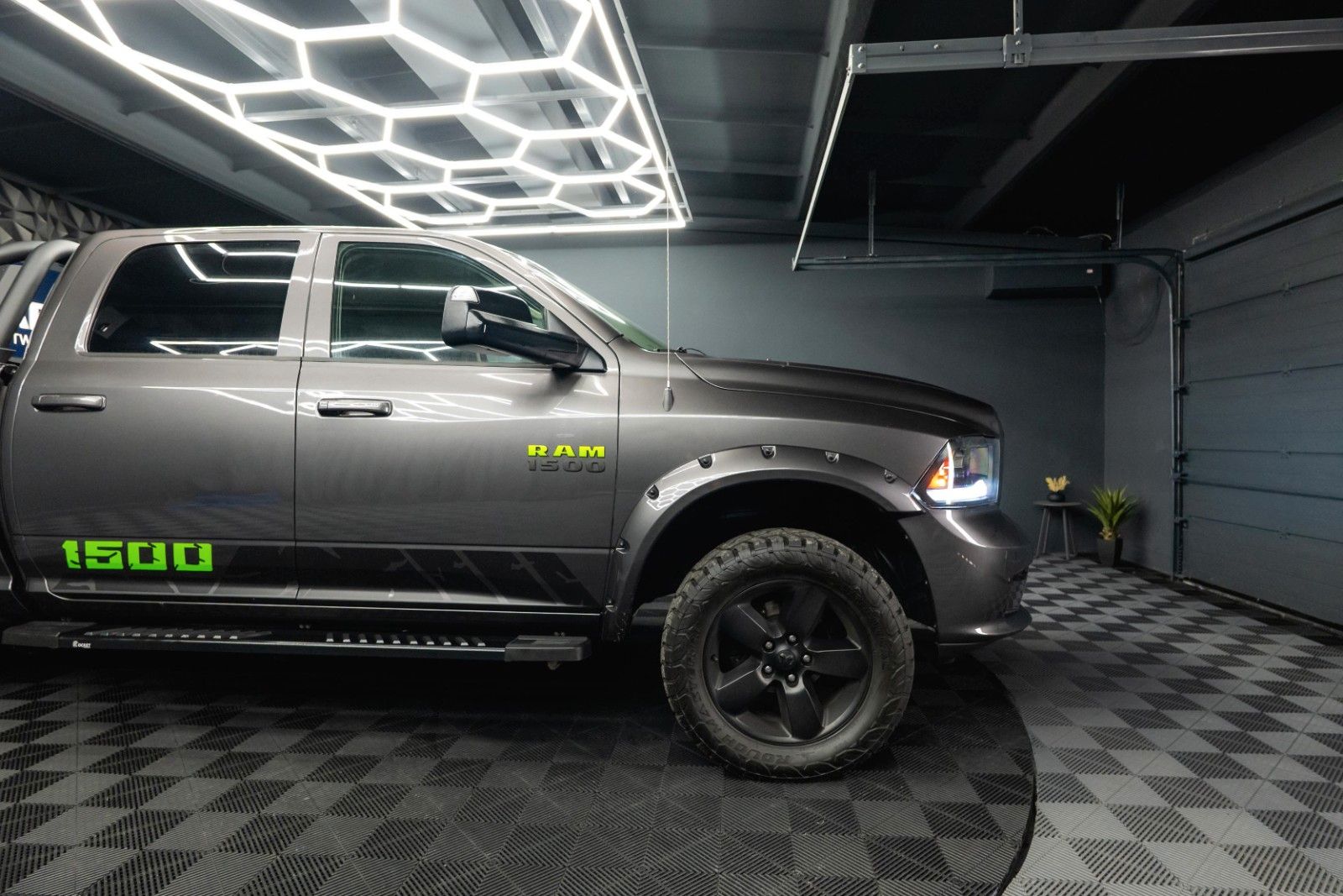 Fahrzeugabbildung Dodge RAM 5.7 V8 HEMI 4x4 OFFROAD Night-Paket LONGBED