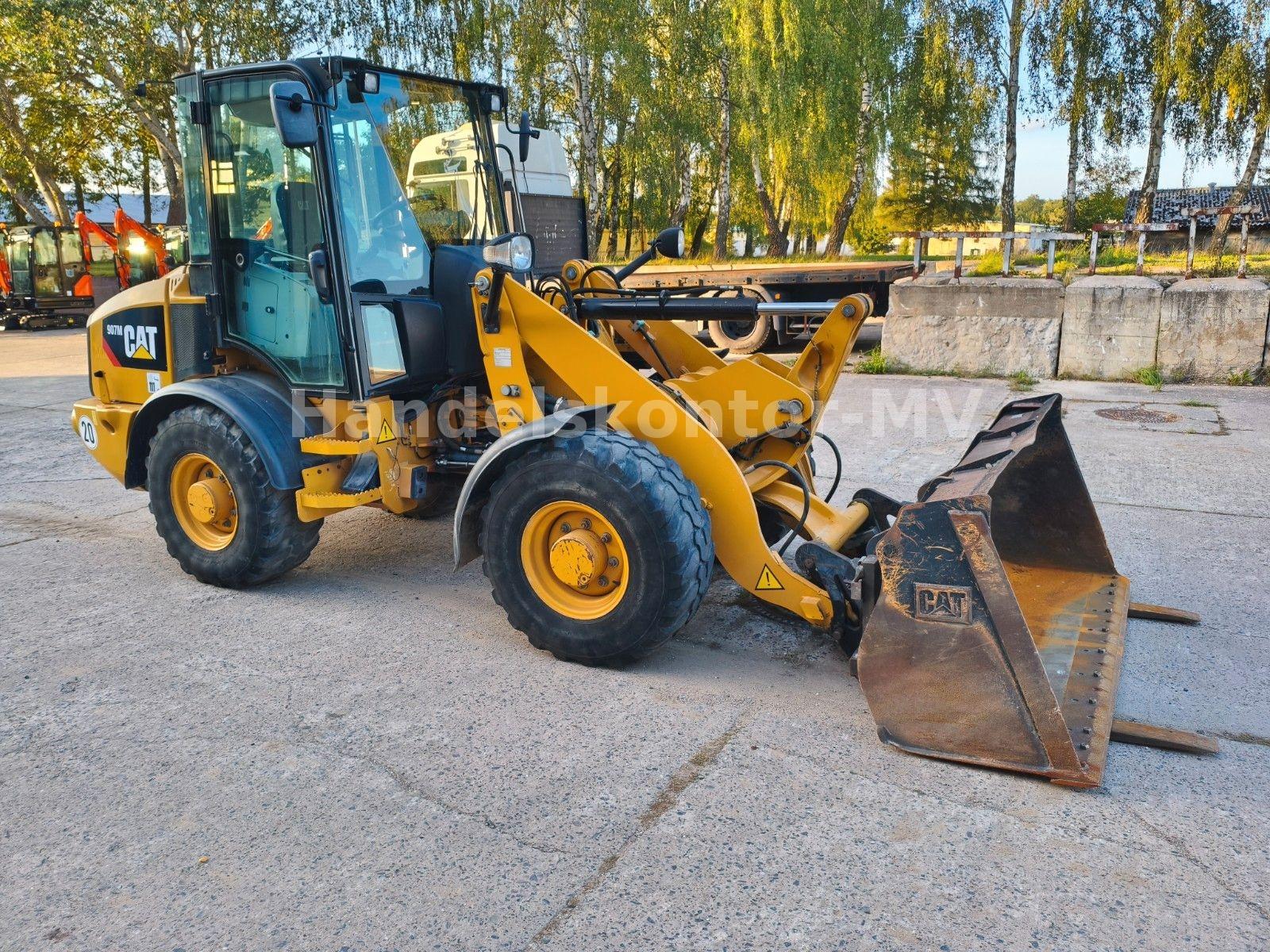 CAT 907M Radlader mit Schaufel und Gabel SWE ZSA