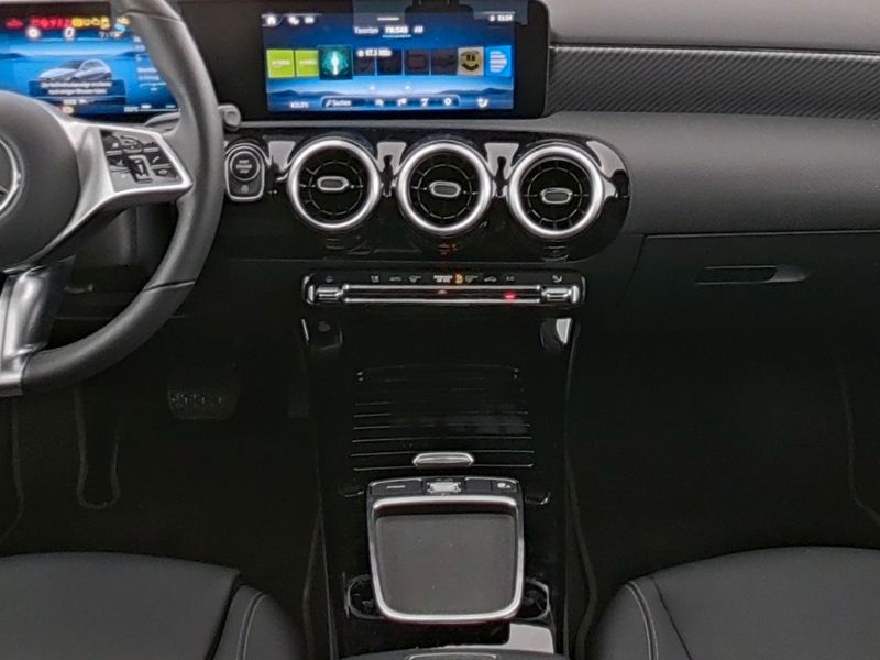 Fahrzeugabbildung Mercedes-Benz A 200 Progressive R-Kamera+LED+DAB+IHC+MBUX