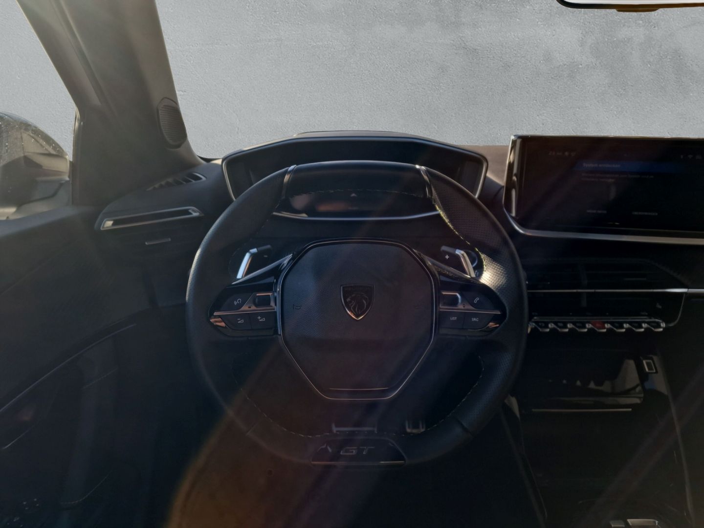 Fahrzeugabbildung Peugeot 2008 Hybrid 136 GT *NAVI*RFK*SHZ*DAB+*MASSAGE*E