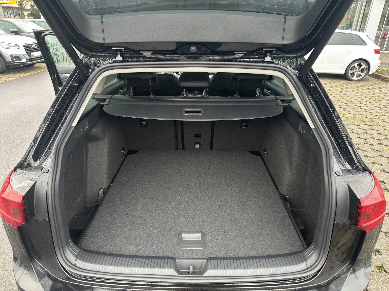 Fahrzeugabbildung Volkswagen Golf VIII Variant 1.5 eTSI W Goal AHK,Kamera,LM