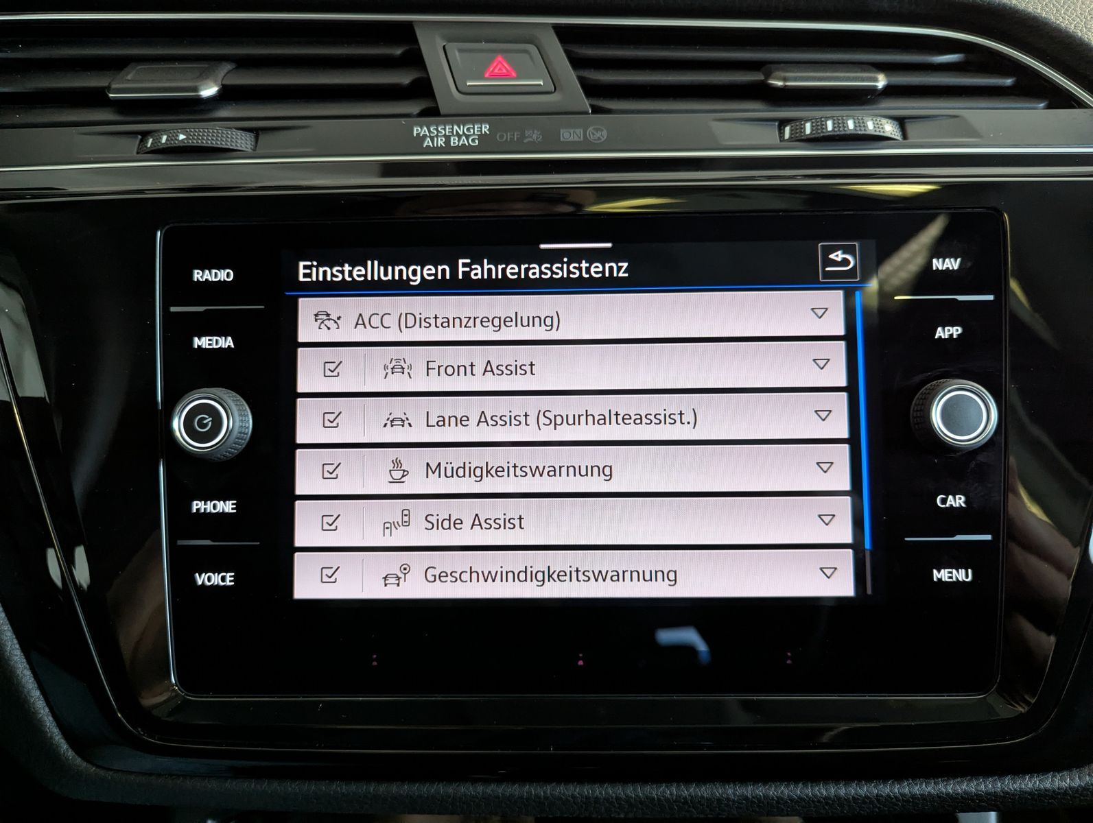 VW Touran 2.0 DSG R-Line High. Pano 7-Si IQ.Dri AHK - Image 34