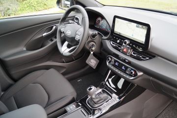 Hyundai i30 Kombi DCT-NAVI-LED-KAMERA-SHZG-ALU17-