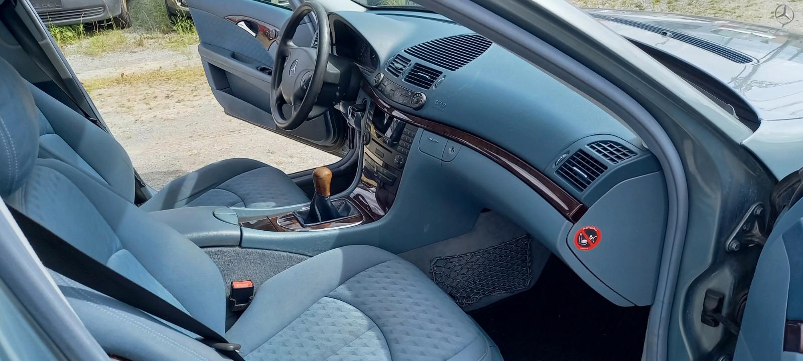 Mercedes-Benz E220 2004 — photo 20