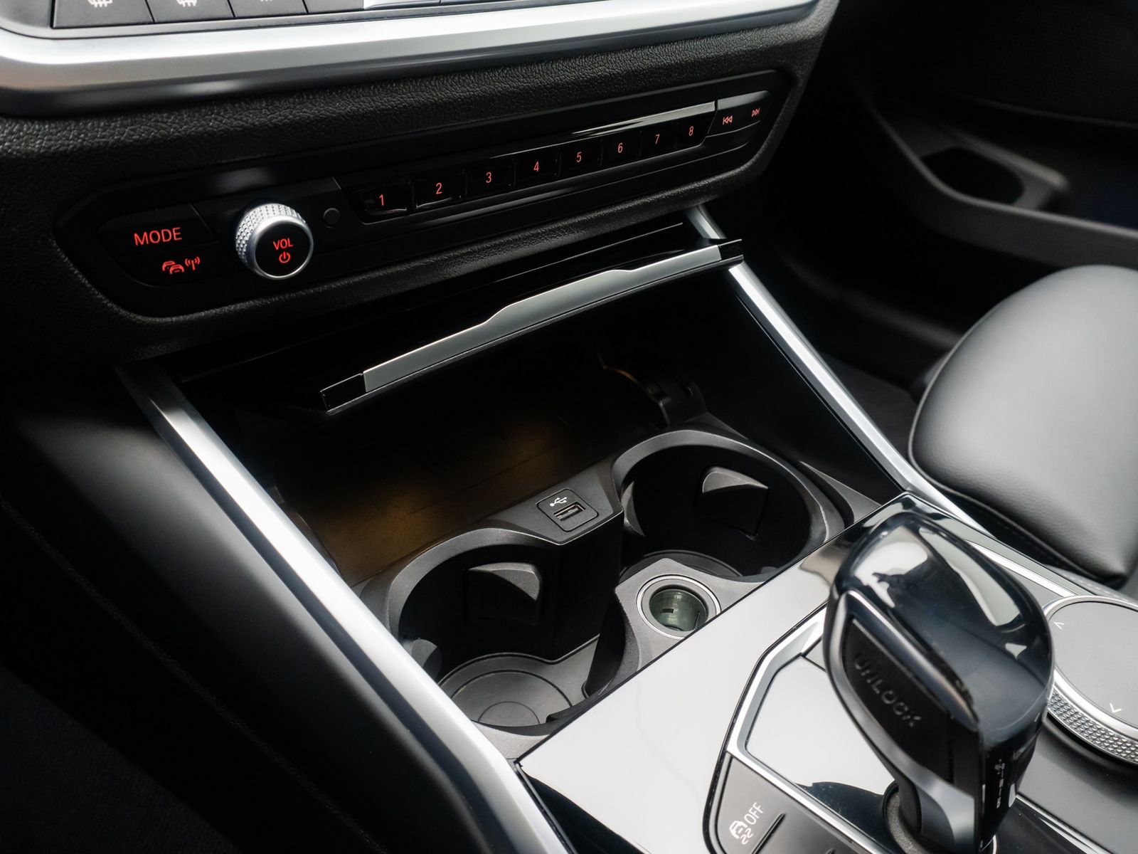 Fahrzeugabbildung BMW 320d  xD Sport Line Laser HUD DAB Komfort Alarm