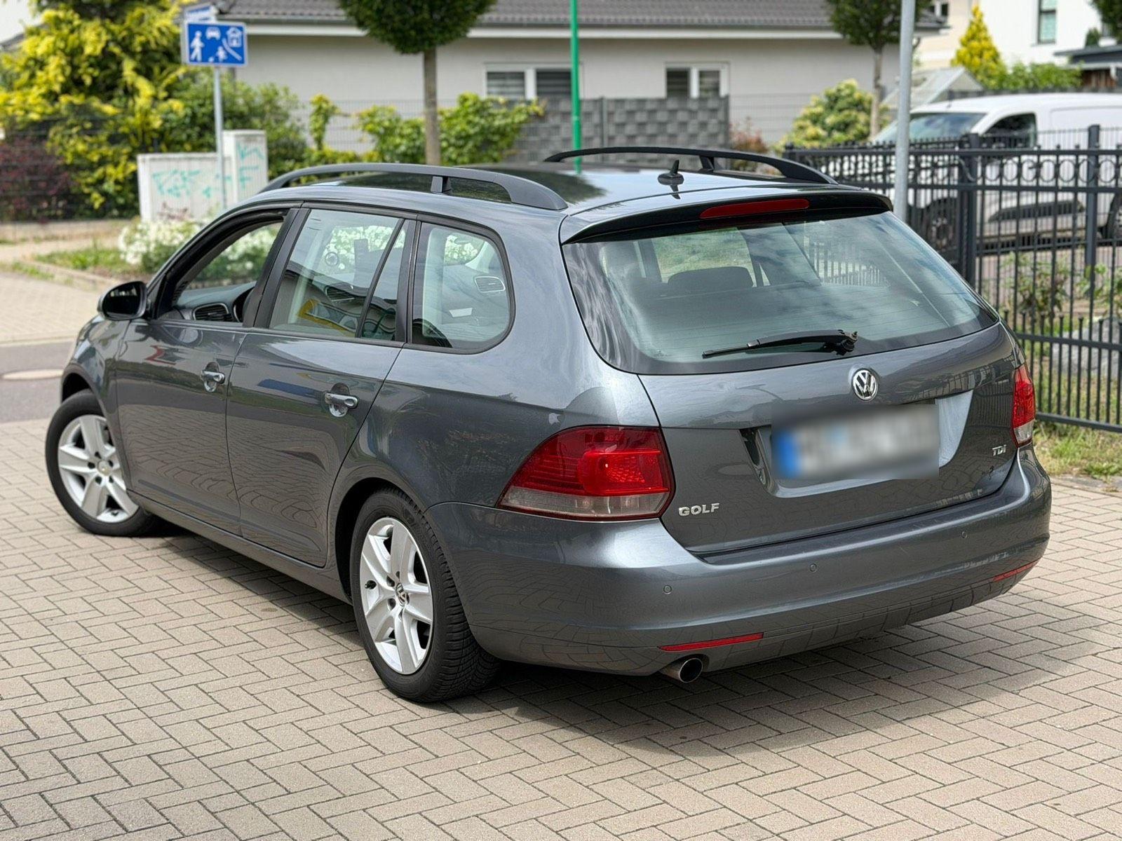 Volkswagen Golf 2011 — rear view