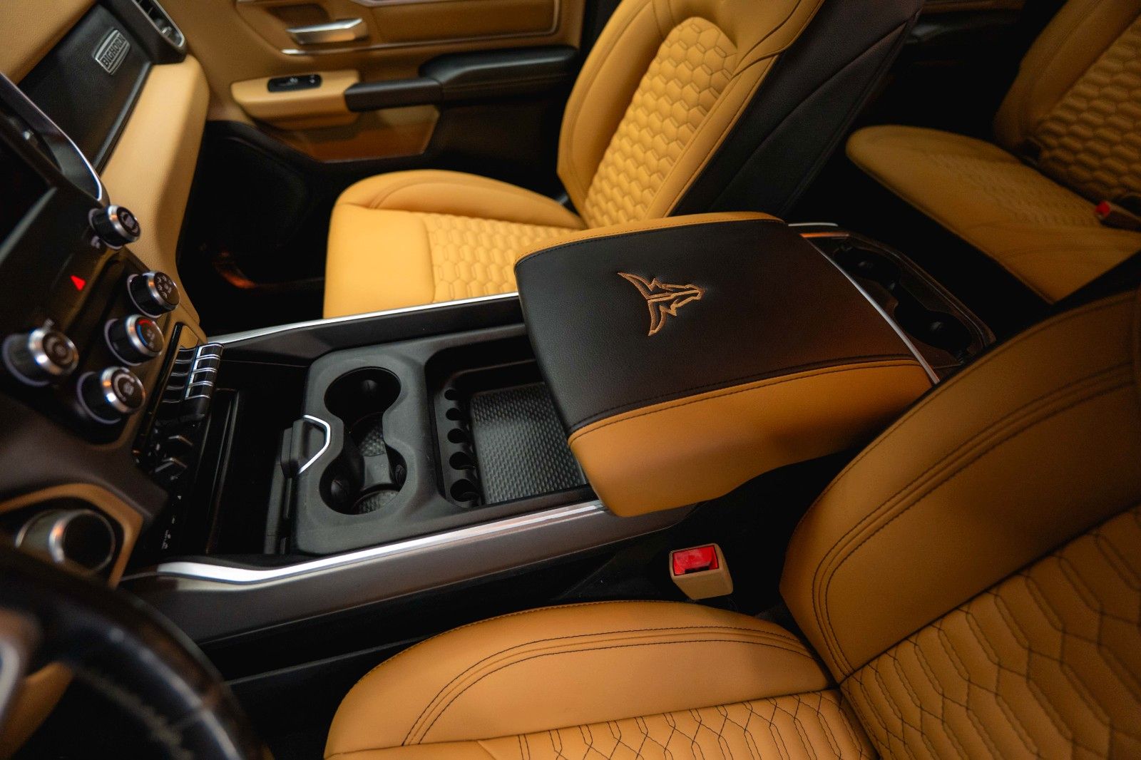 Fahrzeugabbildung Dodge RAM 5.7 V8 HEMI 4x4 OFFROAD LONGBED Night-Paket