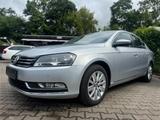Volkswagen Passat Lim. Klima TÜV NEU - gebrauchte Volkswagen Passat aus dem Jahr 2012