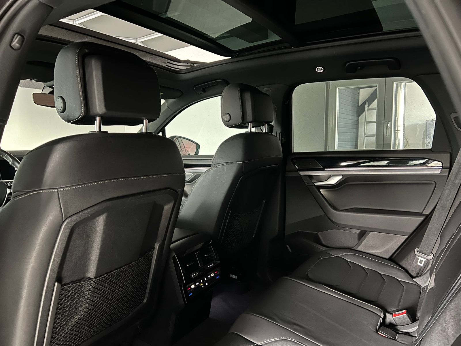 Fahrzeugabbildung Volkswagen Touareg R-Line 4Motion/PANO/AHK/MATRIX/BLACK OP.