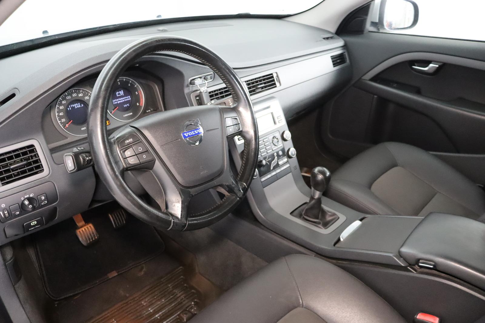 Volvo V70 2010 — photo 18