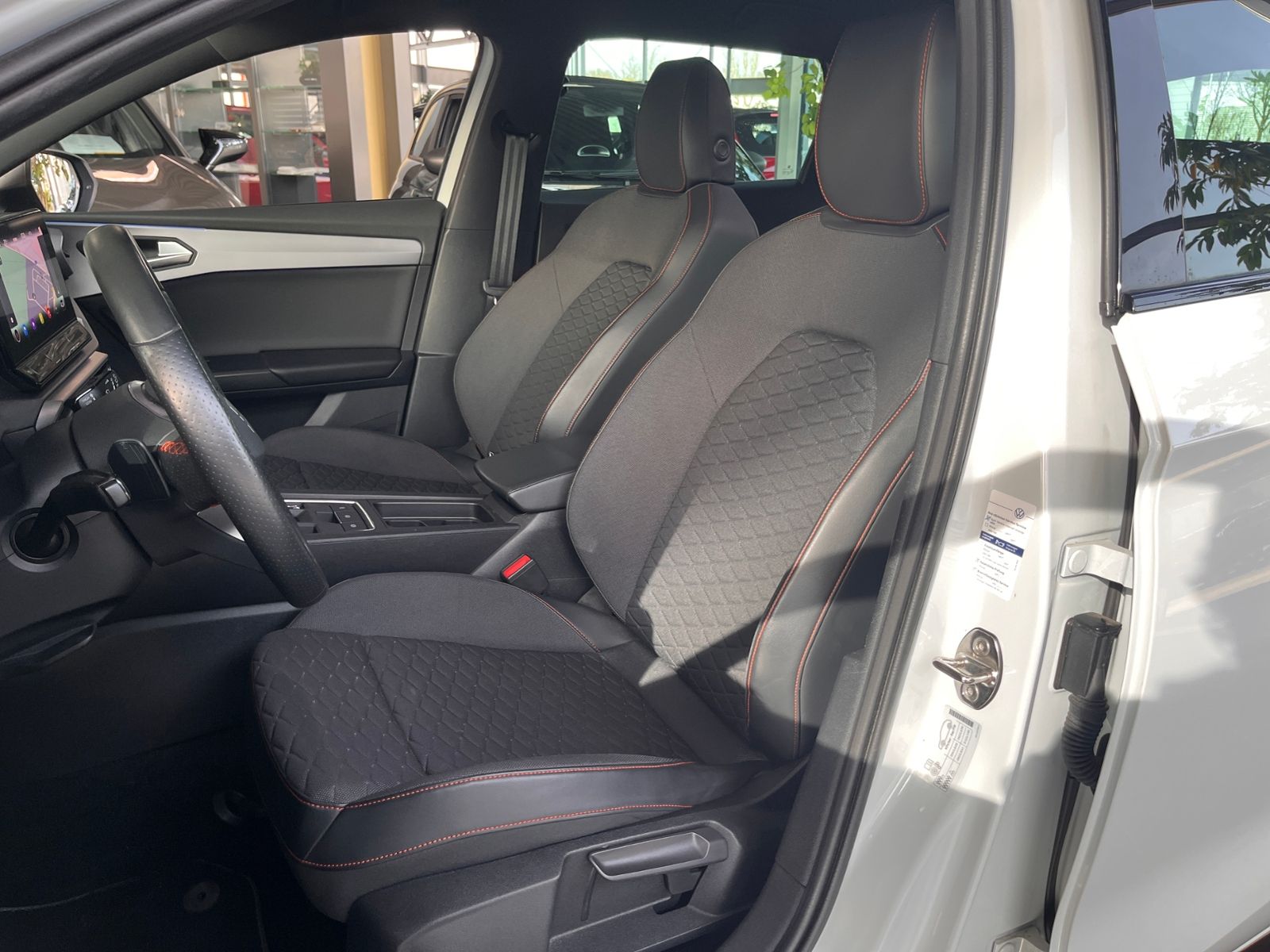 Fahrzeugabbildung SEAT Leon Sportstourer FR e-Hybrid LED NAVI ALU