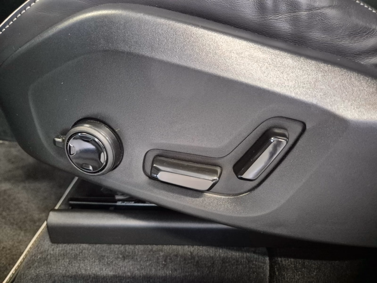 Volvo XC60 R DESIGN 2.0d AWD LEDER NAVI SPUR CAMERA