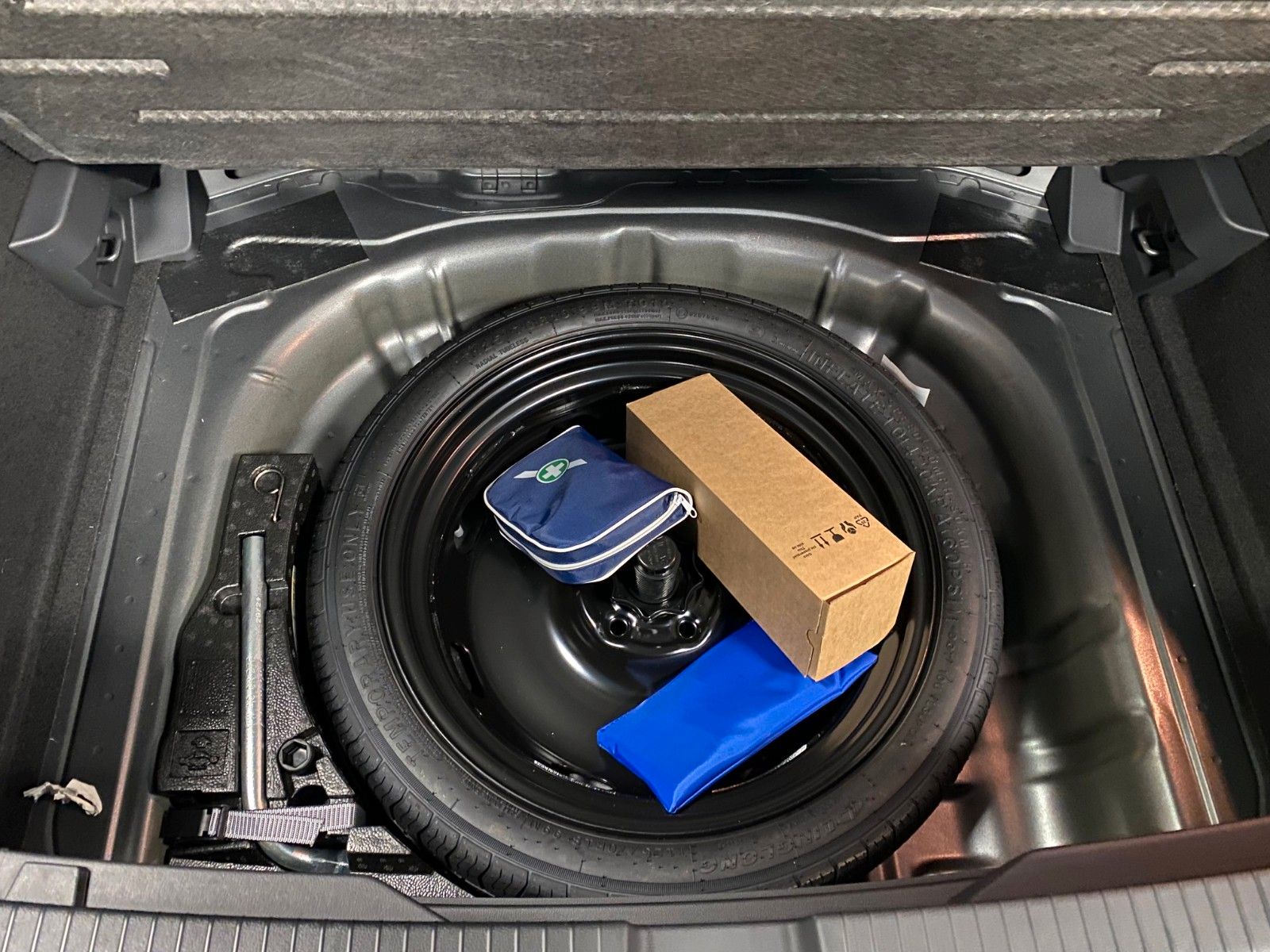 Fahrzeugabbildung Volkswagen T-Roc 1.5 TSI Life+ACC+LED+KAMERA+virt.TACHO+PDC