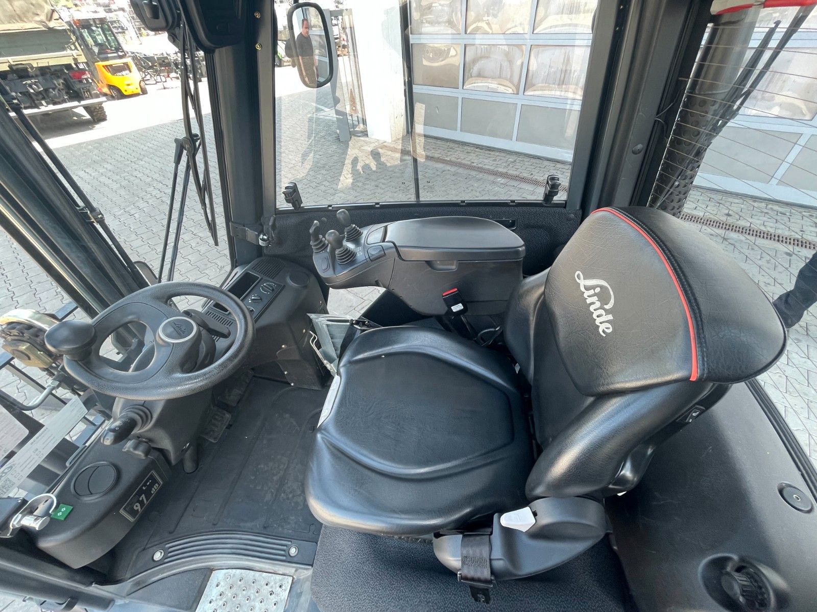 Fahrzeugabbildung Linde H14D-01 / HH 4,6m / 1.453h / Diesel / SS / Waage