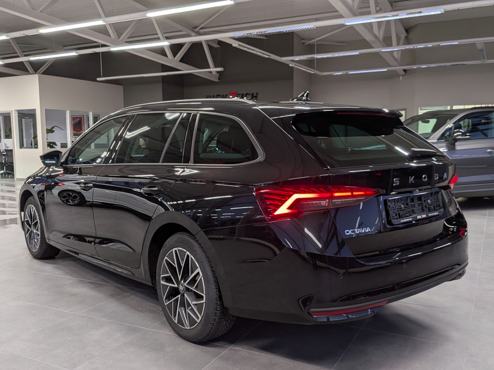 Fahrzeugabbildung SKODA Octavia 1.5 TSI mHEV DSG ACC Style-Paket AHK 17"