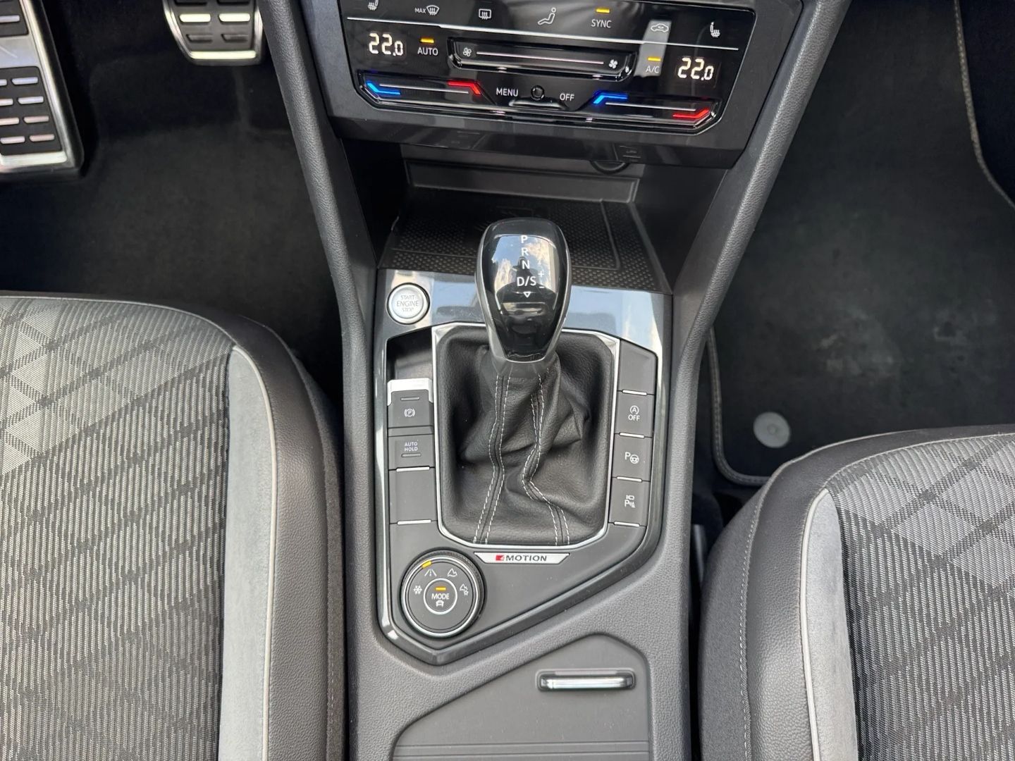Tiguan 2.0 TDI 4M R-LINE *DCC*AHK*PANO*KEYLESS*