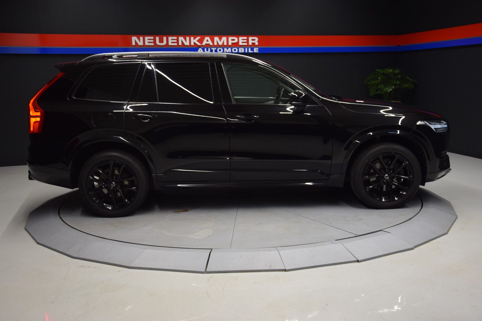 Fahrzeugabbildung Volvo XC 90 Momentum AWD ACC HUD PANO VZE Vollleder