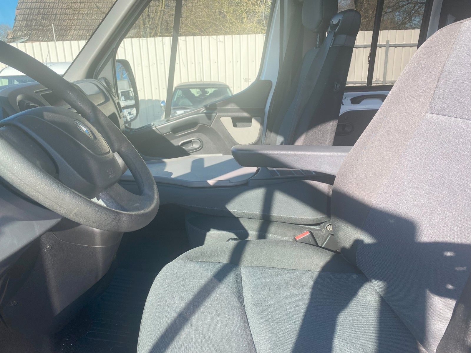 Fahrzeugabbildung Renault Master III PritscheDoka,AHK1Hd,Laubschutzugitter