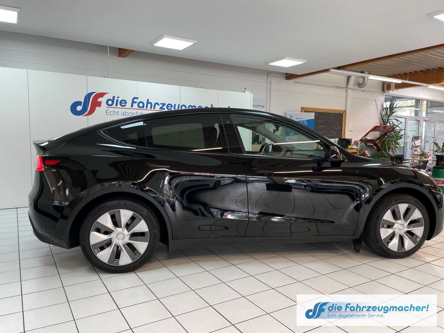 Fahrzeugabbildung Tesla Model Y Basis RWD Panorama Navi Soundsystem LED