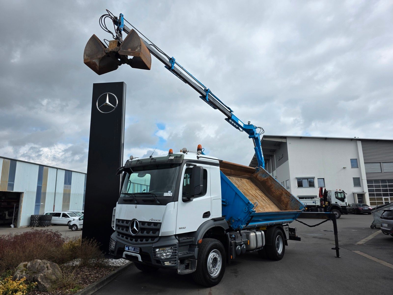 Fahrzeugabbildung Mercedes-Benz Arocs 1832 KK 4x2 Kran MKG HLK 116 A3 Funk