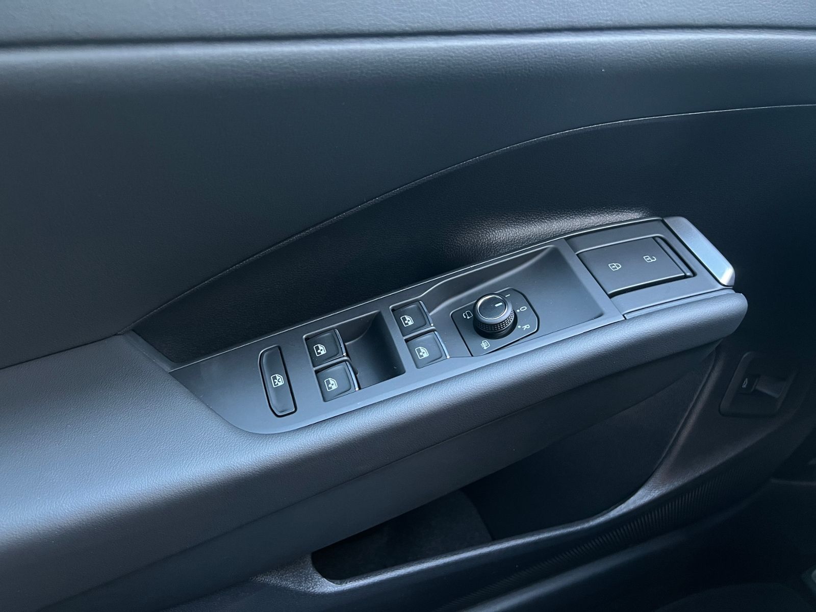 Fahrzeugabbildung Volkswagen T-Roc R-Line 1.5 eTSI DSG *BlackStyle,IQ-Light,N