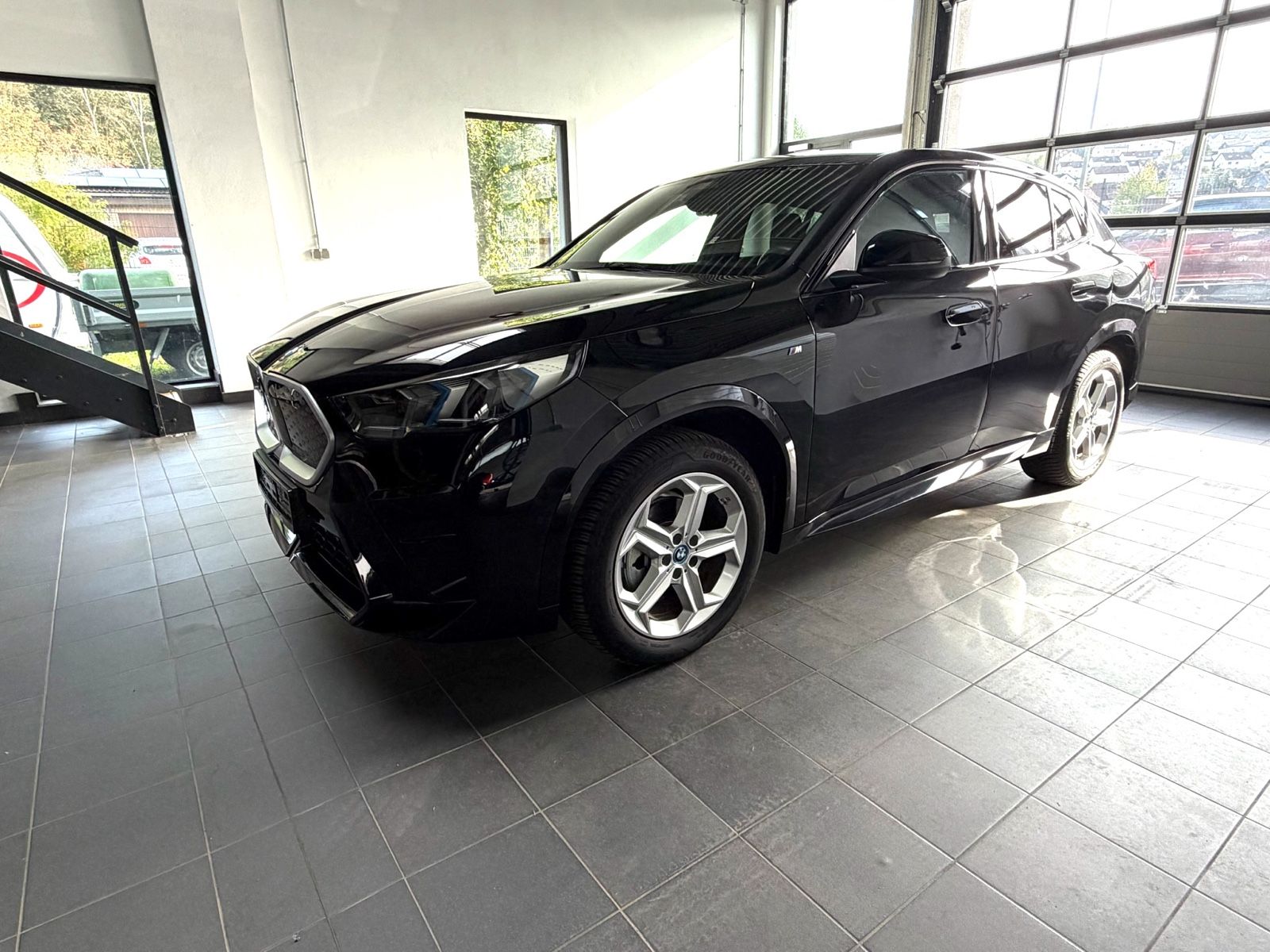 BMW iX2 20 eDrive M Sport AHK_HarmKard_Massage_eSitz imagem 2