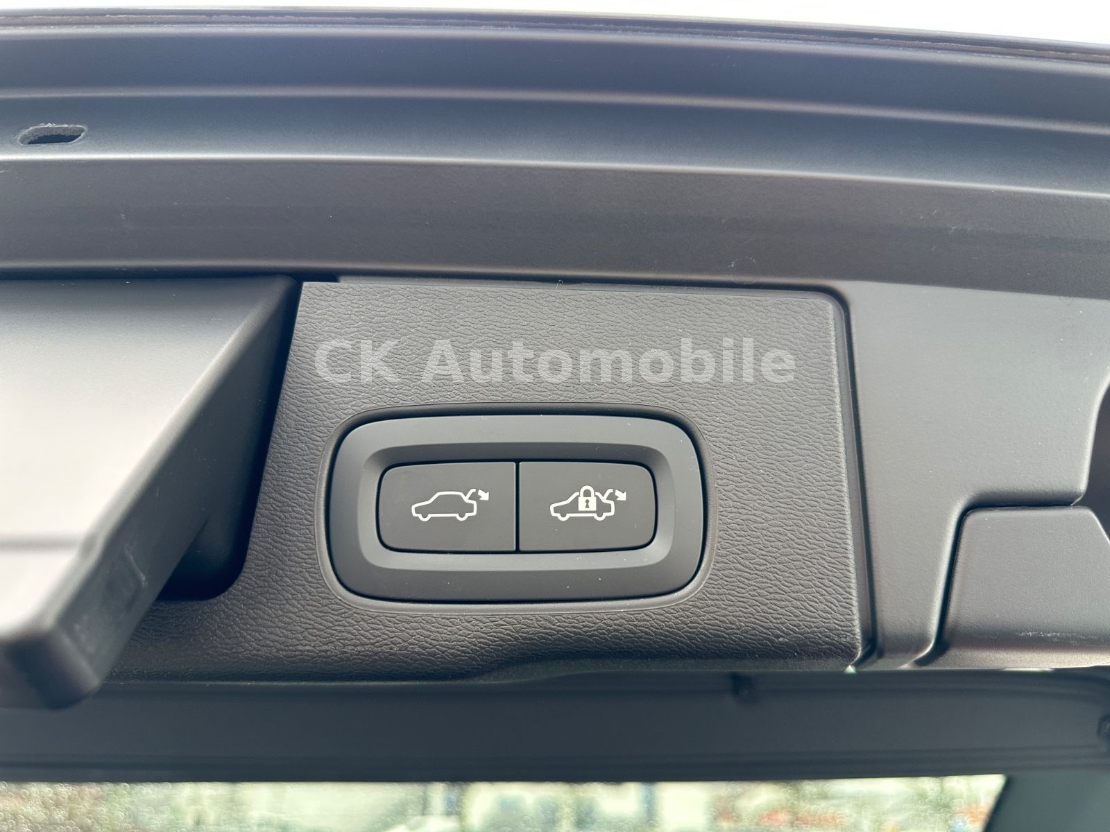 Fahrzeugabbildung Volvo XC60 T6 AWD Recharge Plus Dark/Pano/BLIS/AHK