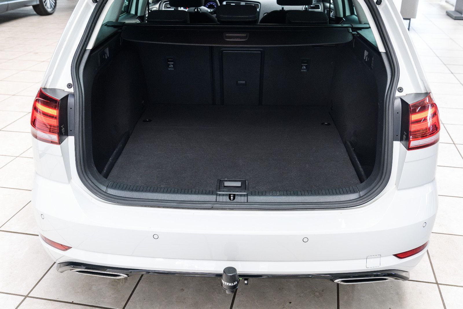 Fahrzeugabbildung Volkswagen Golf VII Variant+R-LINE+AHK+SHZ+NAVI+RFK+GJR