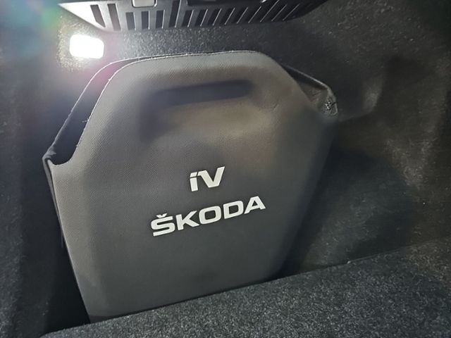 Fahrzeugabbildung SKODA Enyaq iV 80 SUITE AHK MATRIX NAVI WÄRMEPUMPE 4xS