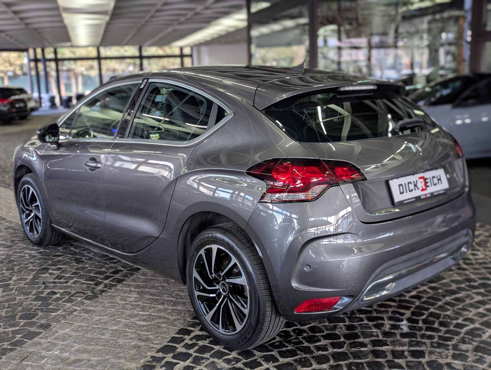 Fahrzeugabbildung DS Automobiles DS4 1.2 PureTech Basis MFL KAM TEMP SHZ PDC ALU1