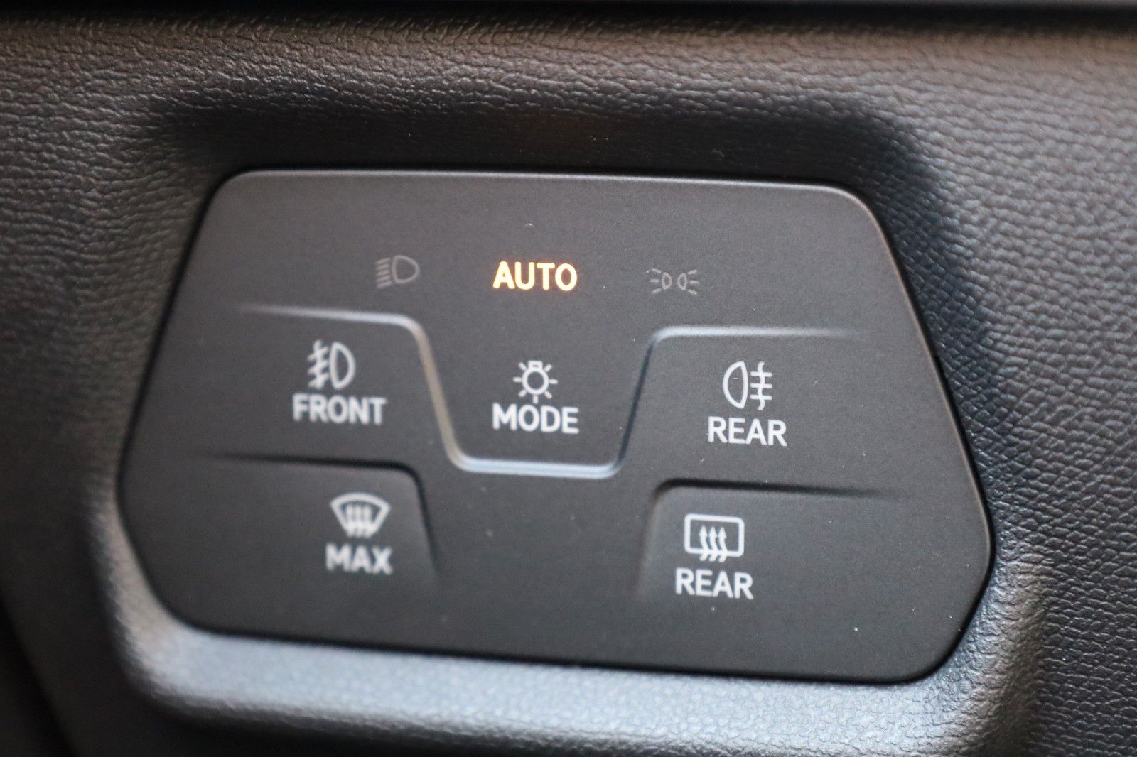 Fahrzeugabbildung SEAT Leon Sportstourer 1,5 eTSI  FR DSG