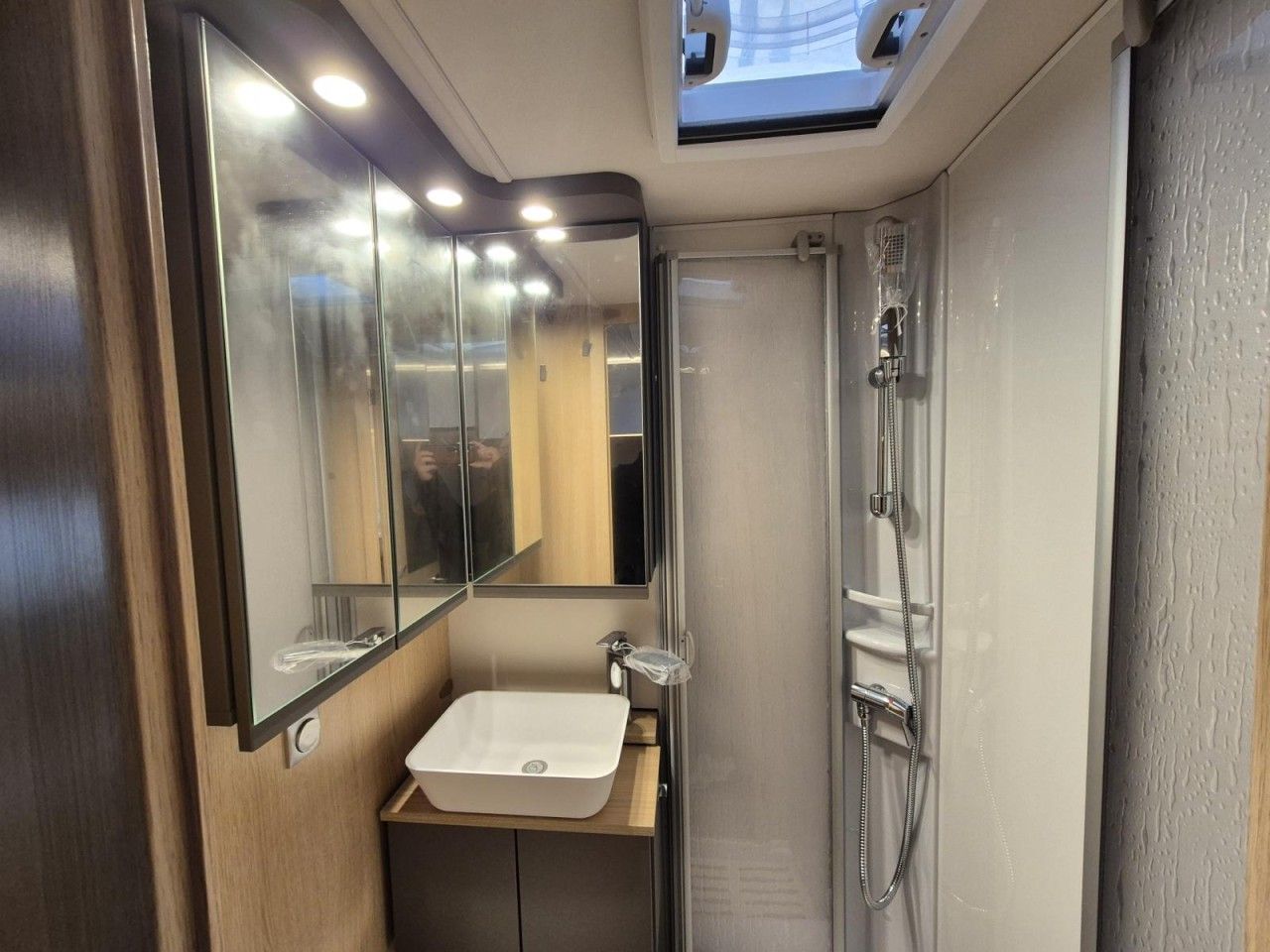 Fahrzeugabbildung LMC Tourer Lift H 664 G Rahmenfenster Messepreis!!