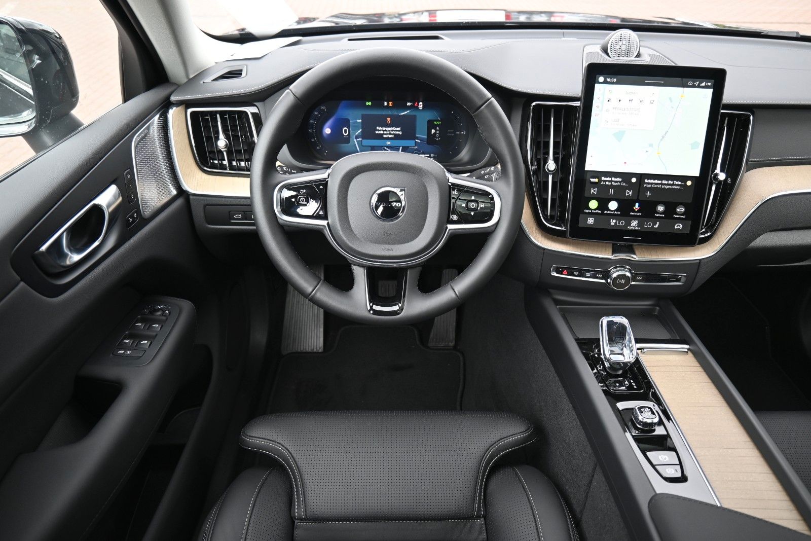 Fahrzeugabbildung Volvo XC60 T8 RC AWD Ultra Dark*LUFT*AHK*ACC*FACELIFT