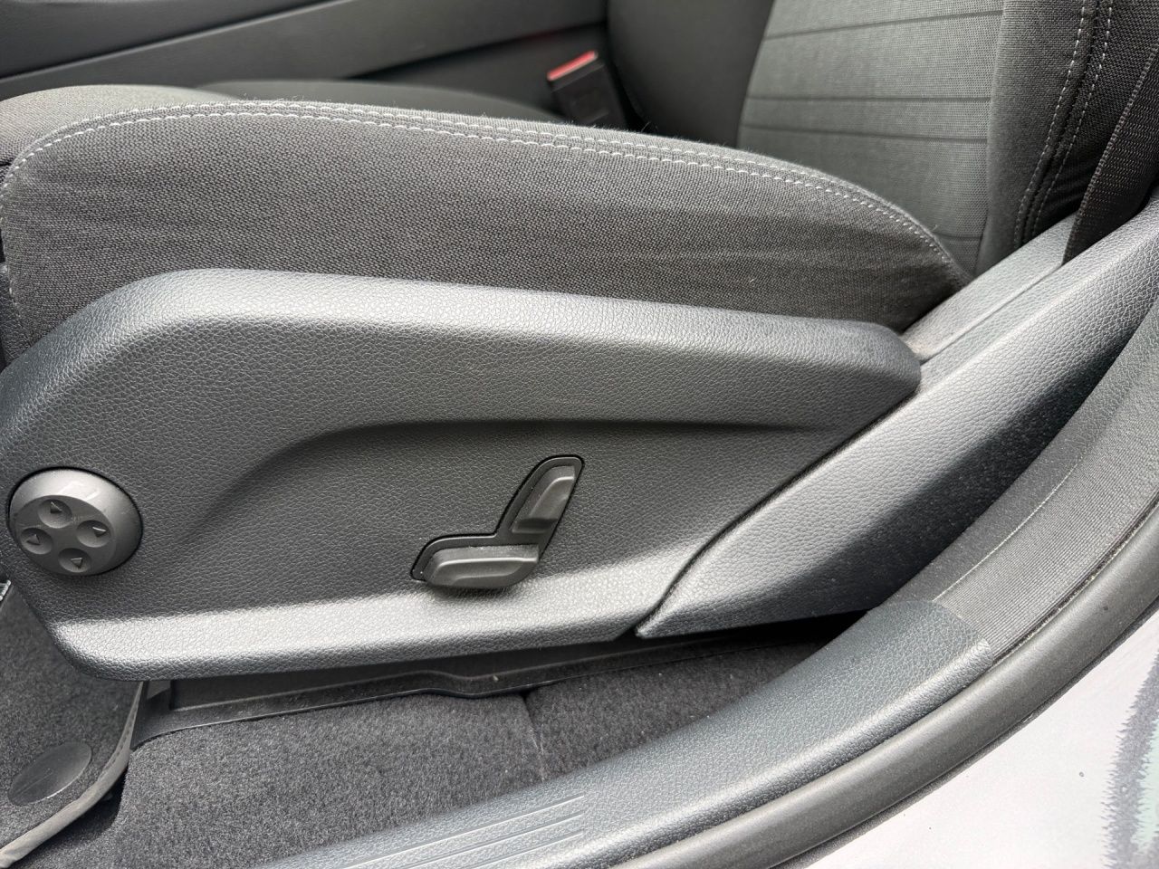 Fahrzeugabbildung Mercedes-Benz GLC 300 e 4M STNDHZ+PANO+CARPLAY+EL.HECKKL.+KAM