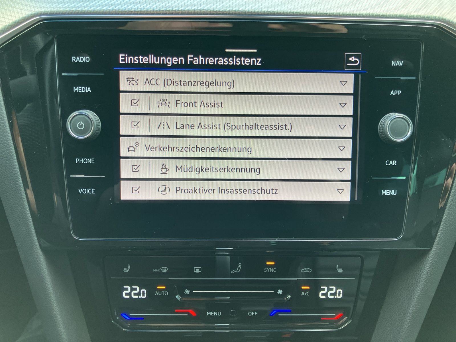 Fahrzeugabbildung Volkswagen Passat Variant R-Line TSI DSG LED ACC NAVI RFK S
