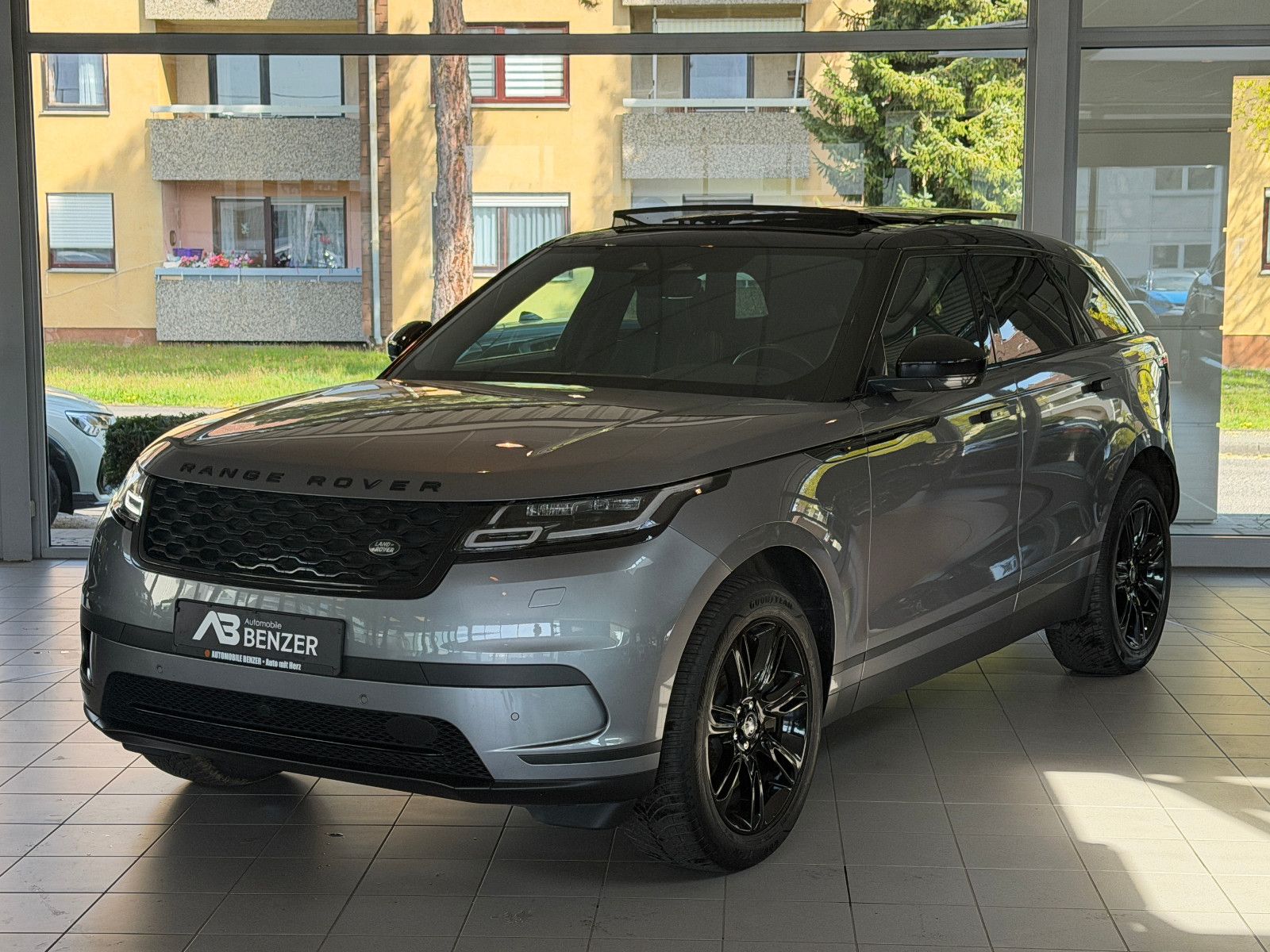 Fahrzeugabbildung Land Rover Range Rover Velar Hybrid S P400e /PANO/MERIDIAN/