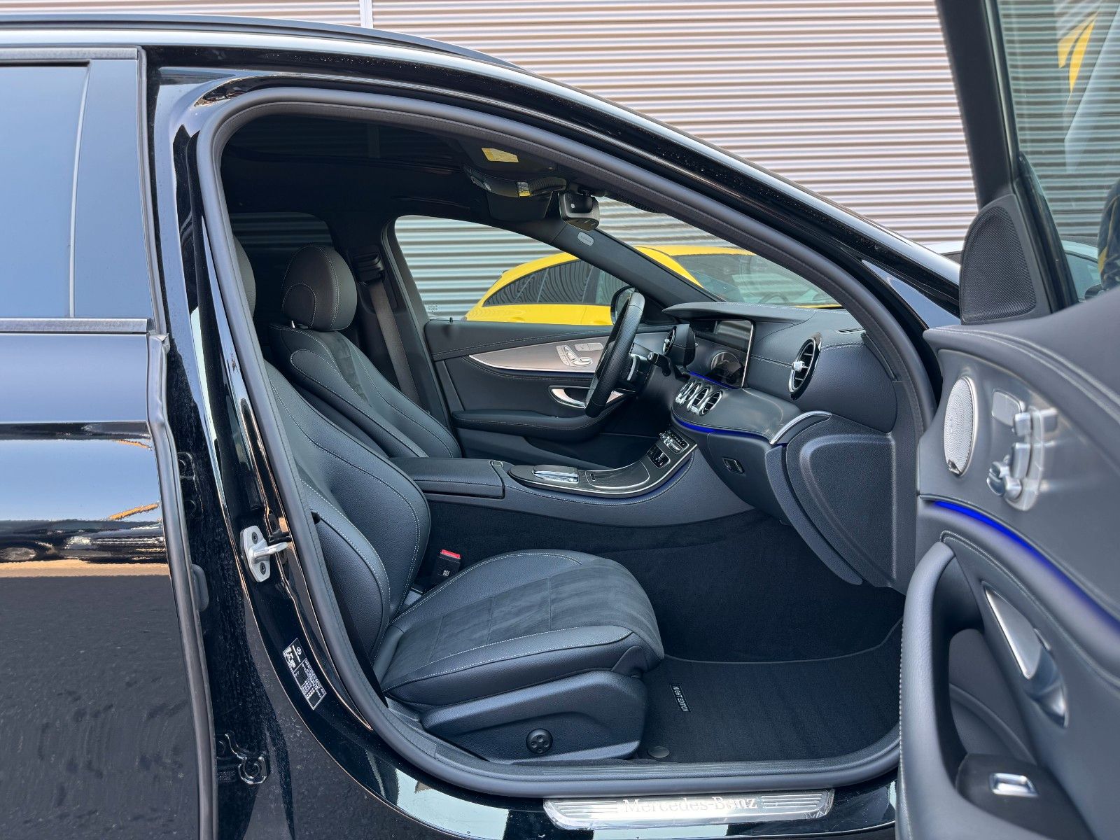 Fahrzeugabbildung Mercedes-Benz E 400d 4M AMG+Burm+Pano+AHK+Distr+Memory+Night