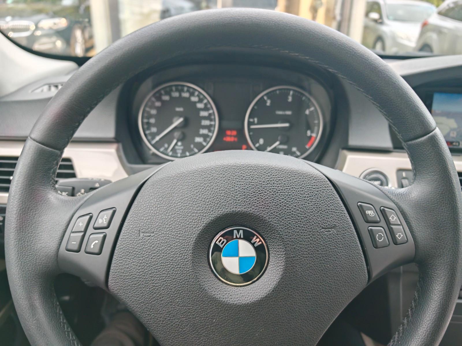 BMW 318 2011 — photo 32