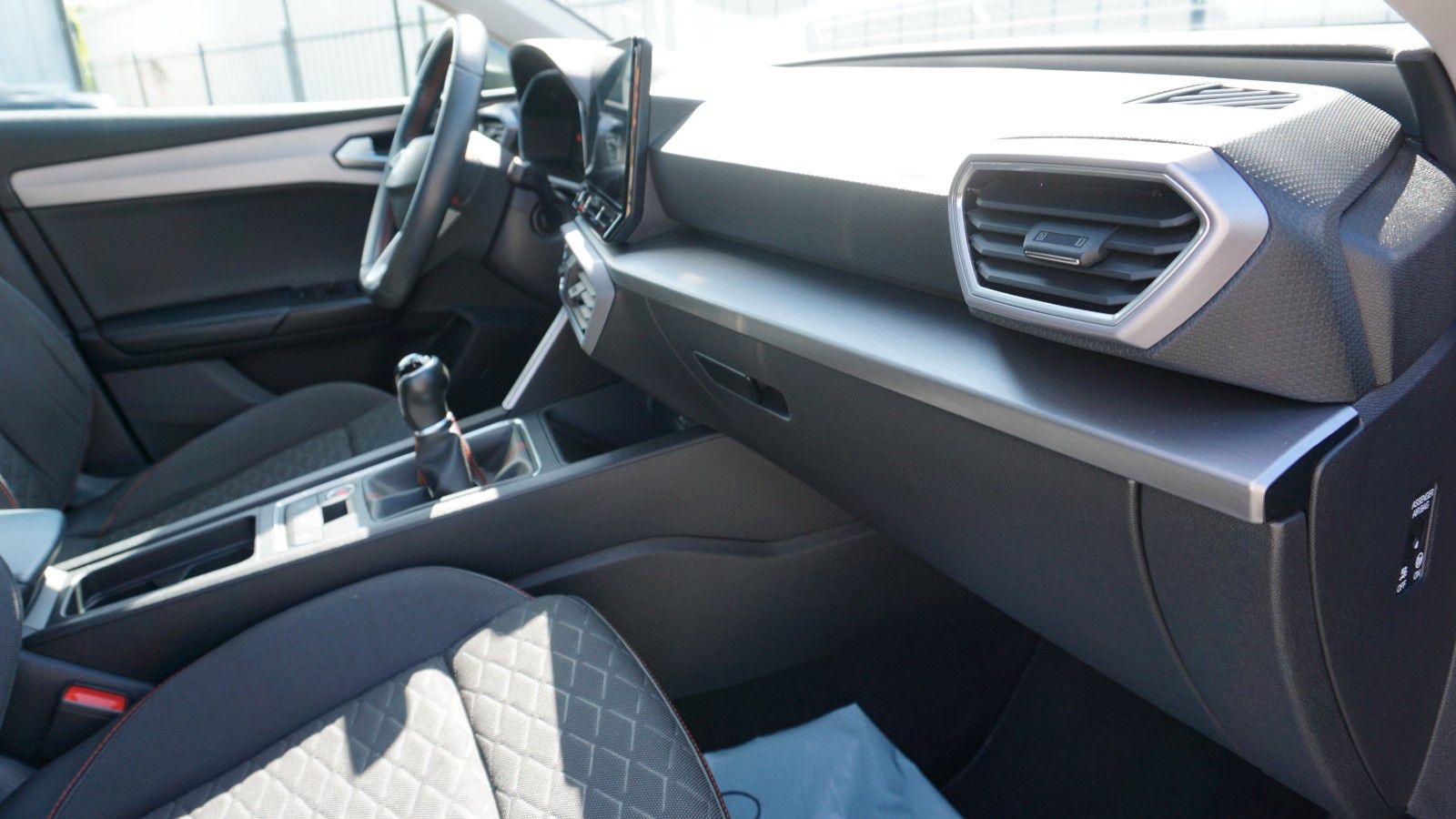 Fahrzeugabbildung SEAT Leon FR, SEAT Garantie, Navi, Sportfahrwerk, LED