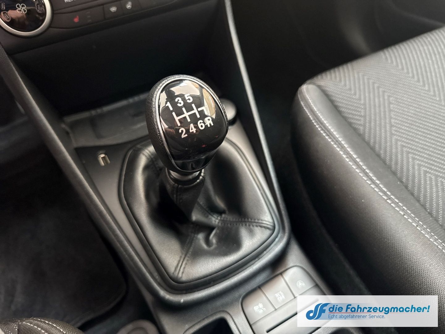 Fahrzeugabbildung Ford Fiesta Cool & Connect 1.0 EcoBoost EU6d Navi LED
