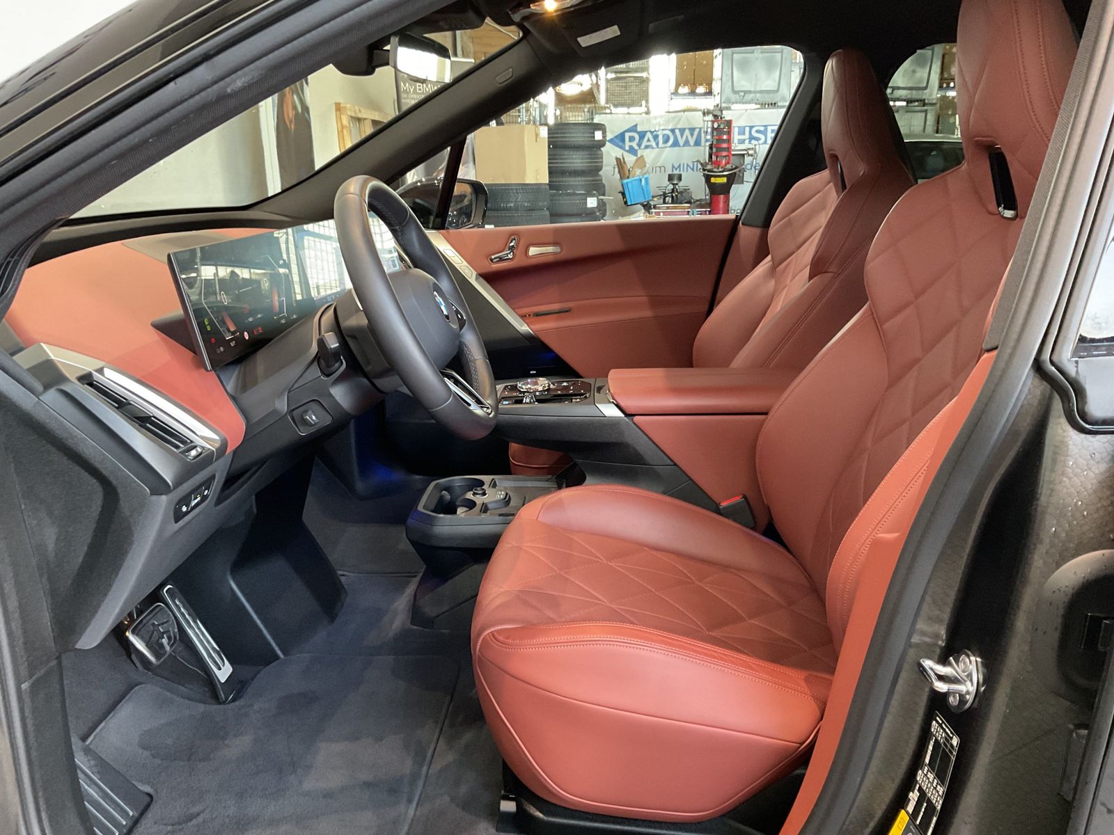 Fahrzeugeinzelansicht 11 Fahrzeugabbildung BMW iX xDrive45 |Luftfederung |M Sportpaket Pro |Bow